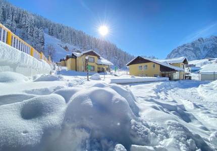 Amritsar to Kashmir Complete Tour (Srinagar, Gulmarg, Pahalgam, Sonmarg)